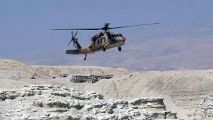 طائرة هليكوبتر من طراز بلاك هاوك في حالة هبوط في صحراء يهودا، صورة ملف (Kobi Gideon / Flash90)