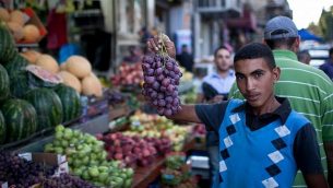 توضيحية: شاب فلسطيني في القدس يعرض بضاعته خلال شهر رمضان، 24 يوليو، 2012. (Noam Moskowitz/Flash90)