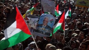 فلسطينيون يلوحون بالأعلام الفلسطينية خلال مسيرة في رام الله في 29 نوفمبر، 2012، لدعم محاولة رئيس السلطة الفلسطينية محمود عباس الحصول على اعتراف بالدولة الفلسطينية في الأمم المتحدة. (Issam Rimawi/Flash90)