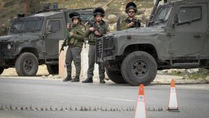 صورة توضيحية: عناصر حرس الحدود يحرسون حاجز في الضفة الغربية، 26 يناير 2017 (Wisam Hashlamoun/Flash90)