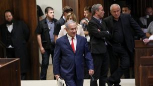 رئيس الوزراء بنيامين نتنياهو يصل للتصويت على مشروع قانون تجنيد الأرثوذكس المتشددين في الكنيست في القدس في 3 يوليو 2018. (Noam Revkin Fenton / Flash90)