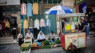فلسطينيون يتسوقون في سوق الخضار في مدينة بيت لحم بالضفة الغربية، 30 أغسطس، 2018 (Miriam Alster / FLASH90)