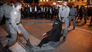 اليهود المتدينون المتشددون يتصادمون مع الشرطة وهم يحتجون على تجنيد الجيش لهم في القدس، 28 نوفمبر / تشرين الثاني 2018. (Noam Revkin Fenton / Flash90)