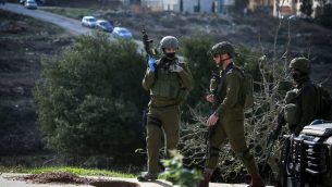 جنود اسرائيليون يبحثون عن مشتبه بهم فلسطينيين في مدينة رام الله، الضفة الغربية، 10 ديسمبر 2018 (Flash90) جنود اسرائيليون يبحثون عن مشتبه بهم فلسطينيين في مدينة رام الله، الضفة الغربية، 10 ديسمبر 2018 (Flash90)