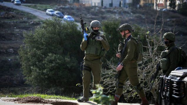 جنود اسرائيليون يبحثون عن مشتبه بهم فلسطينيين في مدينة رام الله، الضفة الغربية، 10 ديسمبر 2018 (Flash90)