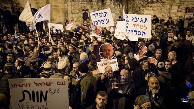 إسرائيليون من اليمين يشاركون في مظاهرة من أمام مقر إقامة رئيس الوزراء في القدس، 13 ديسمبر، 2018. (Yonatan Sindel/Flash90)