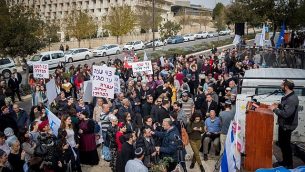 مستوطنون ونشطاء من اليمين يحتجون على الهجمات المستمرة ضد الإسرائيليين في الضفة الغربية خارج مكتب رئيس الوزراء في القدس، 16 ديسمبر / كانون الأول 2018. (Yonatan Sindel / Flash90)
