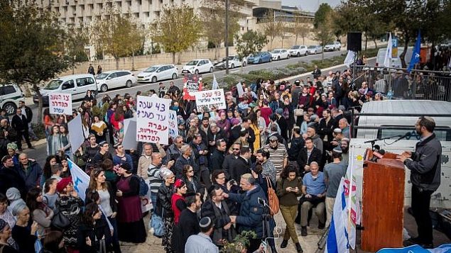 مستوطنون ونشطاء من اليمين يحتجون على الهجمات المستمرة ضد الإسرائيليين في الضفة الغربية خارج مكتب رئيس الوزراء في القدس، 16 ديسمبر / كانون الأول 2018. (Yonatan Sindel / Flash90)