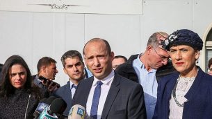 وزير التعليم وقائد حزب البيت اليهودي نفتالي بينيت يتحدث مع وسائل الإعلام عند وصوله إلى اجتماع فصيل خاص في البؤرة الاستيطانية الإسرائيلية غفعات أساف، في الضفة الغربية في 17 ديسمبر، 2018. (Yonatan Sindel / Flash90)