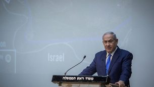 رئيس الوزراء بينيامين نتنياهو يدلي بتصريحات للصحافة في الكنيست في القدس، 19 ديسمبر، 2018. (Hadas Parush/Flash90)
