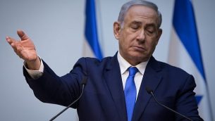 رئيس الوزراء، بينيامين نتنياهو، يدلي بتصريحات للصحافة في الكنيست في القدس، 19 ديسمبر، 2018. (Hadas Parush/Flash90)