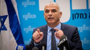 موشيه كحلون يقود اجتماع لحزبه في البرلمان الإسرائيلي، في 24 كانون الأول / ديسمبر، عام 2018. (Yonatan Sindel/Flash90)