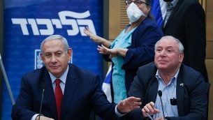 رئيس الوزراء بنيامين نتنياهو يتزعم اجتماعا لحزب الليكود في الكنيست في 24 كانون الأول / ديسمبر 2018، مؤكداً على إجراء انتخابات مبكرة. إلى جانبه قائد التحالف ديفيد (دودي) أمسالم. (Yonatan Sindel/FLASH90)