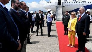 يشارك رئيس الوزراء بنيامين نتنياهو (إلى اليمين) وزوجته سارة في مراسم الترحيب لدى وصولهما إلى ريو دي جانيرو، البرازيل، في 28 ديسمبر 2018. من الثالث إلى اليسار البرلماني البرازيلي إدواردو بولسونارو، نجل الرئيس المنتخب جاير بولسونارو. (Avi Ohayon / GPO)