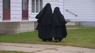 فتاتان من طائفة ’ليف طاهور’ تسيران في بلدة تشاتام، في مقاطعة أونتاريو الكندية، في ديسمبر 2013.  (screen capture: YouTube)