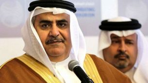 وزير الخارجية البجريني الشيخ خالد بن أحمد آل خلبفة يتحدث مع الصحافيين في مؤتمر حول مكافحة تمويل الإرهاب الدولي في العاصمة البحرينية، المنامة، 9 نوفمبر، 2014.   (photo credit: AP/Hasan Jamali)