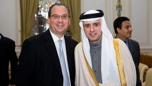 الحاخام مارك شناير (يسار) مع وزير الخارجية السعودي عادل الجبير (مؤسسة التفاهم العرقي)