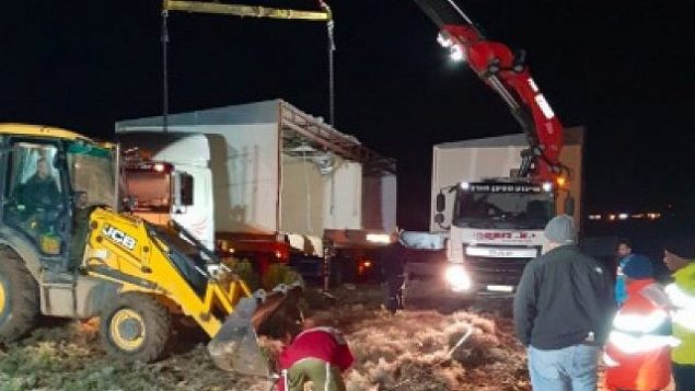 المستوطنون يثبتون منزلين متنقلين على قمة التل، حيث كان موقع عمونا الاستيطاني غير الشرعي في 13 ديسمبر 2018. (Bezalel Smotrich/Twitter) المستوطنون يثبتون منزلين متنقلين على قمة التل، حيث كان موقع عمونا الاستيطاني غير الشرعي في 13 ديسمبر 2018. (Bezalel Smotrich/Twitter)