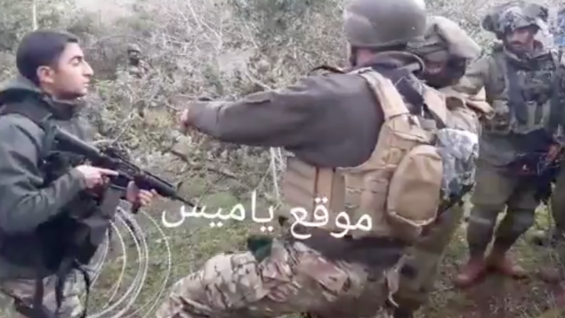 جنود اسرائيليون ولبنانيون يتشاجرون بعد وضع اسرائيل اسلاك شائكة بالقرب من الحدود بين البلدين، 17 ديسمبر 2018 (Screen capture/Twitter)