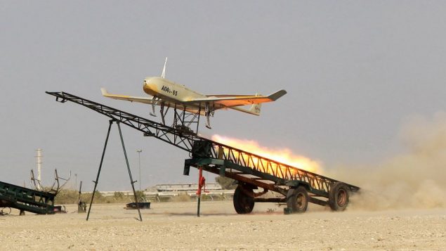 اطلاق طائرة مسيرة من صناعة إيرانية خلال تدريب عسكري، 25 ديسمبر 2014 (AP Photo/Jamejam Online, Chavosh Homavandi, File)