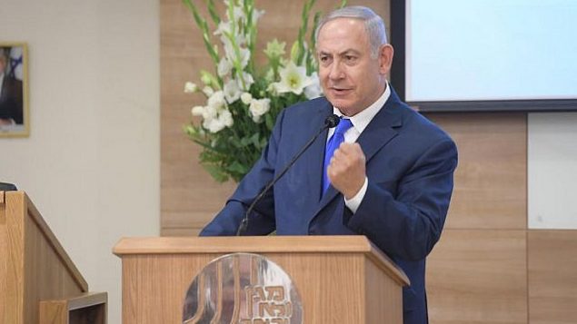 رئيس الوزراء بينيامين نتنياهو يلقي كلمة في حفل توزير جوائز في مقر الشاباك في تل أبيب لتكريم وكلاء تفقوا في عمليات استخباراتية في 2017 و2018، 4 ديسمبر، 2018. (Amos Ben Gershom/GPO)