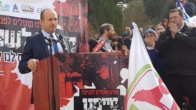 زعيم حزب البيت اليهودي نفتالي بينيت يحضر تظاهرة احتجاجا على الهجمات المستمرة ضد الإسرائيليين في الضفة الغربية، خارج مكتب رئيس الوزراء في القدس، 16 ديسمبر / كانون الأول 2018. (Courtesy)