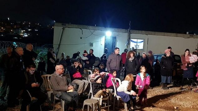 مستوطنون من كريات أربع يحضرون احتفالا في موقع "ميفاسر" الاستيطاني الذي تكريما للعائلات الأولى التي انتقلت إلى البؤرة الإستيطانية ردا على الموجة الأخيرة من الهجمات الفلسطينية في 16 ديسمبر / كانون الأول 2018.  (Kiryat Arba Hebron Local Council)
