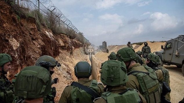 رئيس هيئة أركان الجيش الإسرائيلي غادي آيزنكوت، وسط الصورة، في زيارة لجنود يقمون بعمليات بحث عن أنفاق هجومية حفرتها منظمة حزب الله على الحدود الإسرائيلية-اللبنانية في 4 ديسمبر، 2018. (Israel Defense Forces)