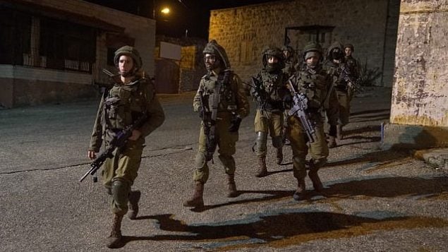 جنود اسرائيليون يبحثون عن مسلحين اطلقوا النار على محطة حافلات بالقرب من مستوطنة عوفرا في الضفة الغربية، 9 ديسمبر 2018 (Israel Defense Forces)