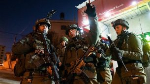 جنود إسرائيليون في عمليات بحث عن مسلحين فتحوا النار على محطة حافلات خارج مستوطنة عوفرا في الضفة الغربية، ما أسفر عن إصابة سبعة أشخاص، 9 ديسمير، 2018. (Israel Defense Forces)