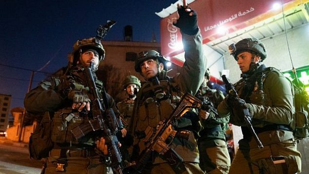 جنود إسرائيليون في عمليات بحث عن مسلحين فتحوا النار على محطة حافلات خارج مستوطنة عوفرا في الضفة الغربية، ما أسفر عن إصابة سبعة أشخاص، 9 ديسمير، 2018. (Israel Defense Forces) جنود إسرائيليون في عمليات بحث عن مسلحين فتحوا النار على محطة حافلات خارج مستوطنة عوفرا في الضفة الغربية، ما أسفر عن إصابة سبعة أشخاص، 9 ديسمير، 2018. (Israel Defense Forces)