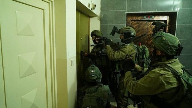 جنود إسرائيليون ينفذون عمليات بحث عن مشتبهين في الضفة الغربية، 14 ديسمبر، 2018. (Israel Defense Forces) جنود إسرائيليون ينفذون عمليات بحث عن مشتبهين في الضفة الغربية، 14 ديسمبر، 2018. (Israel Defense Forces)