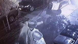 رجل يعتدي على رجل يهودي في حي ويلياسبورغ في بروكلين، 30 نوفمبر، 2018.  (Screen grab via NBC New York)