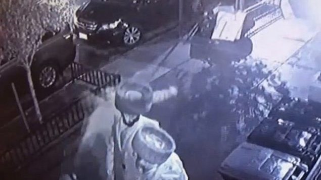 رجل يعتدي على رجل يهودي في حي ويلياسبورغ في بروكلين، 30 نوفمبر، 2018.  (Screen grab via NBC New York)