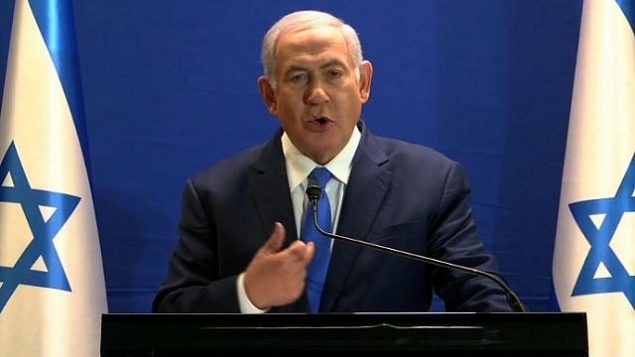 رئيس الوزراء بنيامين نتنياهو يقدم تصريحات مباشرة من منزل رئيس الوزراء في القدس، 7 يناير 2019 (LIKUD / AFP) رئيس الوزراء بنيامين نتنياهو يقدم تصريحات مباشرة من منزل رئيس الوزراء في القدس، 7 يناير 2019 (LIKUD / AFP)