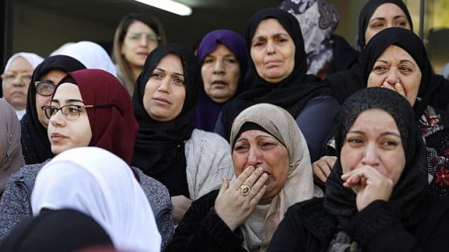 نساء يبكين في تشييع جثمان آية مصاروة في بلدة باقة الغربية، 23 يناير 2019 (Ahmad GHARABLI / AFP)