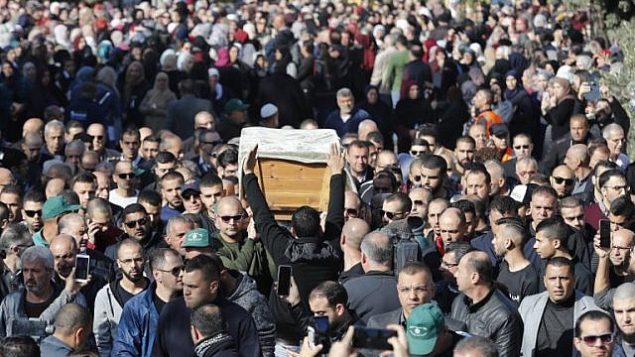 مشاركون في تشييع جثمان آية مصاروة في بلدة باقة الغربية، 23 يناير 2019 (Ahmad GHARABLI / AFP)