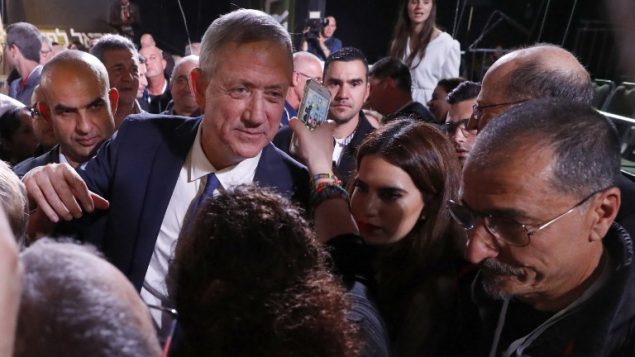 رئيس هيئة أركان الجيش الإسرائيلي الأسبق، بيني غانتس، يمشي بين داعميه بعد القائه خطابه الإنتخابي الأول في مدينة تل أبيب، 29 يناير، 2019. (Jack Guez/AFP)