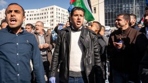 فلسطينيون يتظاهرو ضد الزيادة في الضرائب الحكومية في رام الله، الضفة الغربية، 12 ديسمبر، 2018. (Luke Tress/Times of Israel)