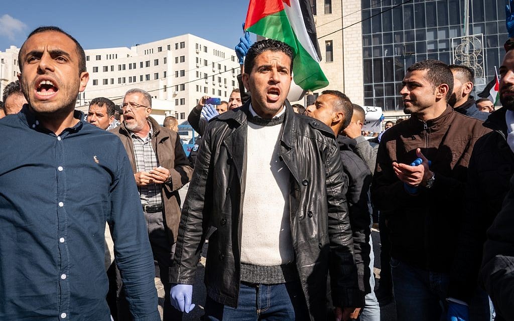 فلسطينيون يتظاهرو ضد الزيادة في الضرائب الحكومية في رام الله، الضفة الغربية، 12 ديسمبر، 2018. (Luke Tress/Times of Israel)