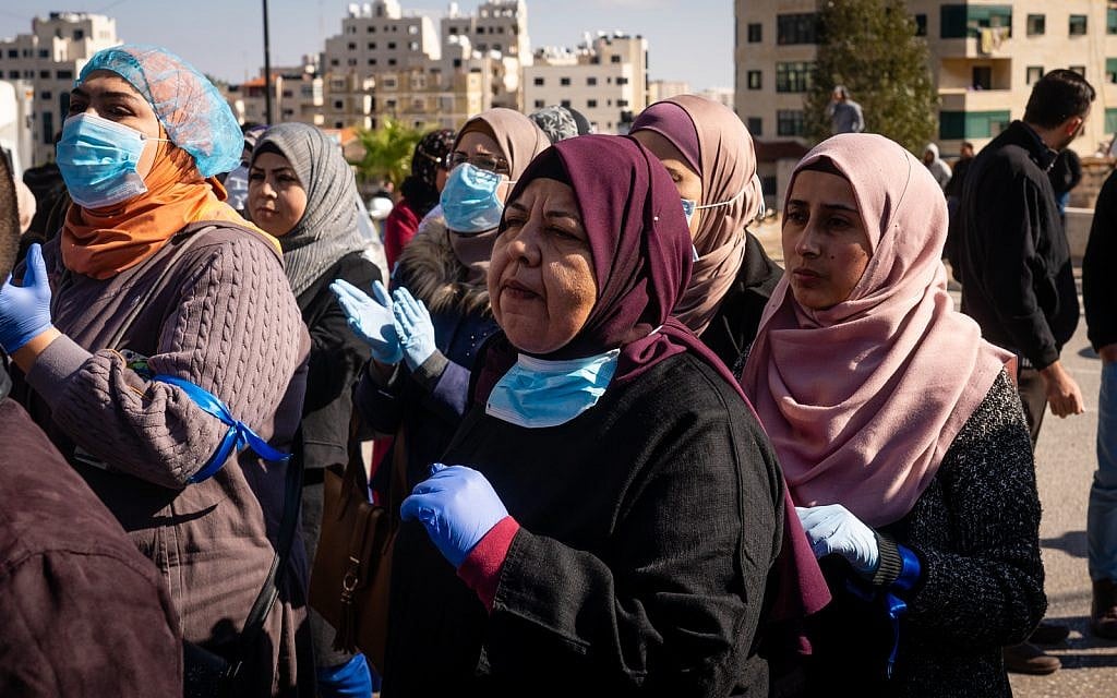 فلسطينيون يتظاهرو ضد الزيادة في الضرائب الحكومية في رام الله، الضفة الغربية، 12 ديسمبر، 2018. (Luke Tress/Times of Israel)