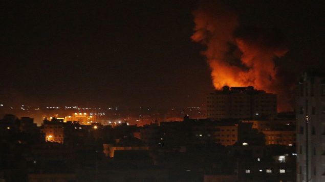 صورة توضيحية: الدخان يتصاعد من انفجار ناتج عن غارة جوية اسرائيلية في مدينة غزة، 27 اكتوبر 2018 (AP Photo/Adel Hana) صورة توضيحية: الدخان يتصاعد من انفجار ناتج عن غارة جوية اسرائيلية في مدينة غزة، 27 اكتوبر 2018 (AP Photo/Adel Hana)