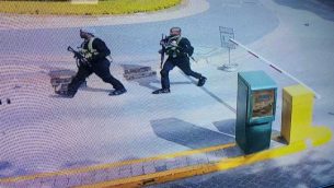 صورة شاشة من تصوير كاميرات مراقبة تظهر مسلحين داخل فندق في نيروبي، كينيا، 15 يناير 2019 (Security Camera Footage via AP)