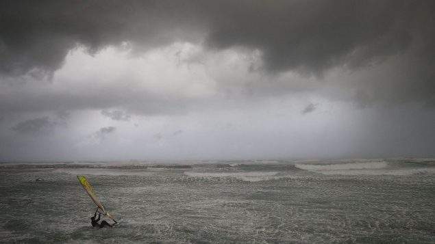 راكب امواج البحر الابيض المتوسط في تل ابيب، 16 يناير 2019 (AP Photo/Oded Balilty)
