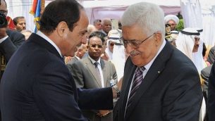 الرئيس المصري عبد الفتاح السيسي، يسار، يحيي رئيس السلطة الفلسطينية محمود عباس أثناء مراسم تنصيبه في القصر الرئاسي في القاهرة، مصر، في 8 يونيو 2014. (AP / MENA)