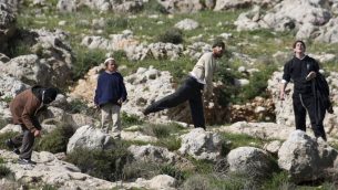 صورة توضيحية: مستوطنون يهود يرشقون الحجارة في الضفة الغربية، 12 مارس 2011 (AP Photo/Nasser Ishtayeh)