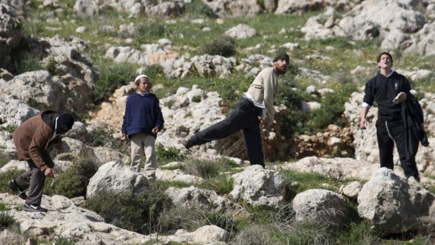 صورة توضيحية: مستوطنون يهود يرشقون الحجارة في الضفة الغربية، 12 مارس 2011 (AP Photo/Nasser Ishtayeh)