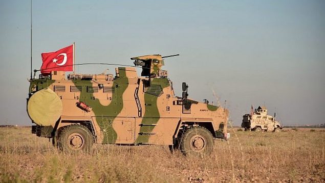 في هذه الصورة من 1 نوفمبر 2018، تقوم القوات التركية والأمريكية بدوريات مشتركة حول بلدة منبج السورية، كجزء من اتفاق يهدف إلى تخفيف حدة التوتر بين حليفتي الناتو. (Turkish Defence Ministry via AP, Pool)