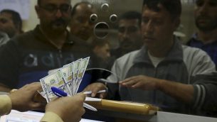 موظفون حكوميون تابعون لحركة ’حماس’ في انتظار الحصول على 60% من مرتباتهم التي طال انتظارها، في مكتب البريد الرئيسي في غزة، في مدينة غزة، 9 نوفمبر، 2018. (AP Photo/Adel Hana)