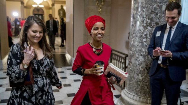 عضو الكونغرس الهان عمر داخل مبنى الكابيتول في واشنطن، 16 يناير 2019 (AP/Andrew Harnik)